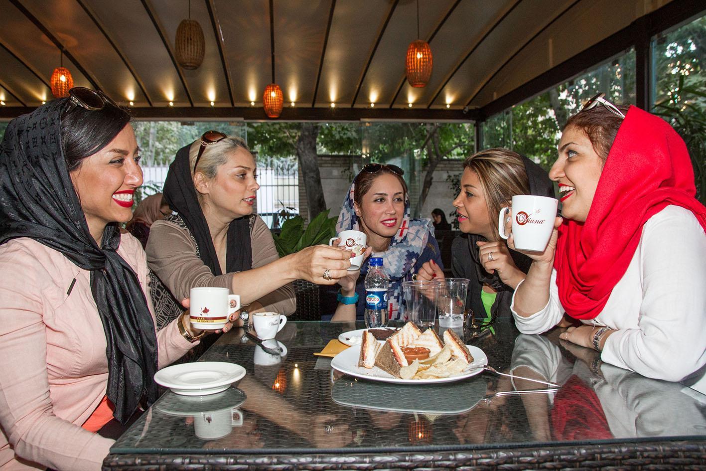 Vie quotidienne : femmes dans un café