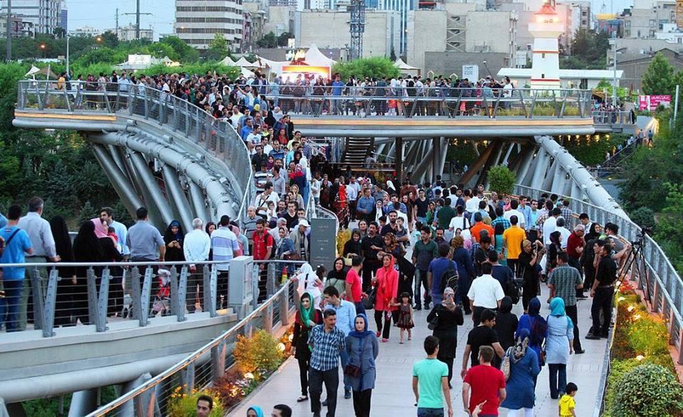 Vie quotidienne : Sur le pont Tabiat à téhéran